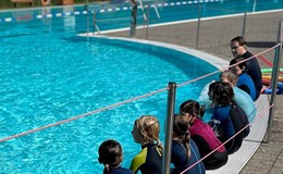 Seit 2023 konnte so 1.600 Kindern das Schwimmen beigebracht werden.
