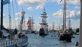 Ein Meer aus Booten – so dicht, dass man fast zu Fuß über ’t IJ wandeln könnte. Ein Anblick voller Zauber.