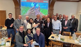 Prof. Alexander Schieffer und Dr. Rama Mani (kniend unten links im Bild)