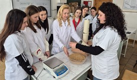 Schüler an der Technischen Hochschule für Lebensmittelindustrie "Terezianum" in Sibiu (Rumänien)