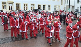 Santa Run 2025 – Start auf dem Klosterplatz mit ca 100 Teilnehmern