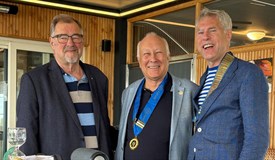 Ingo Habenicht flankiert von Rinze Bruinsma (links) und Johan Hilarides (rechts) – scheidender und neuer Präs. Aalsmeer
