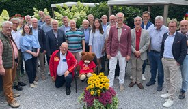 Peter Sepp Honsel (knieend im Vordergrund) mit dem Polio-Bär und Mitgliedern des RC Bielefeld-Waldhof