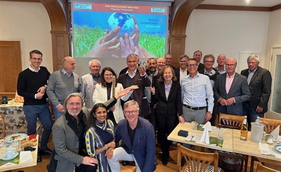 Prof. Alexander Schieffer und Dr. Rama Mani (kniend unten links im Bild)