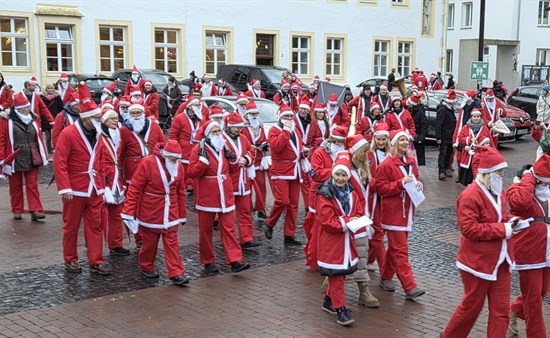 Santa Run 2025 – Start auf dem Klosterplatz mit ca 100 Teilnehmern
