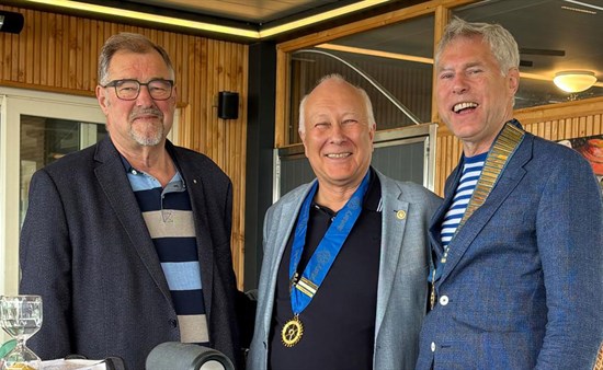 Ingo Habenicht flankiert von Rinze Bruinsma (links) und Johan Hilarides (rechts) – scheidender und neuer Präs. Aalsmeer
