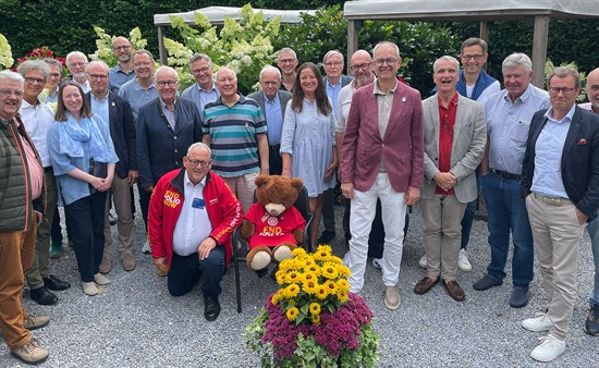 Peter Sepp Honsel (knieend im Vordergrund) mit dem Polio-Bär und Mitgliedern des RC Bielefeld-Waldhof